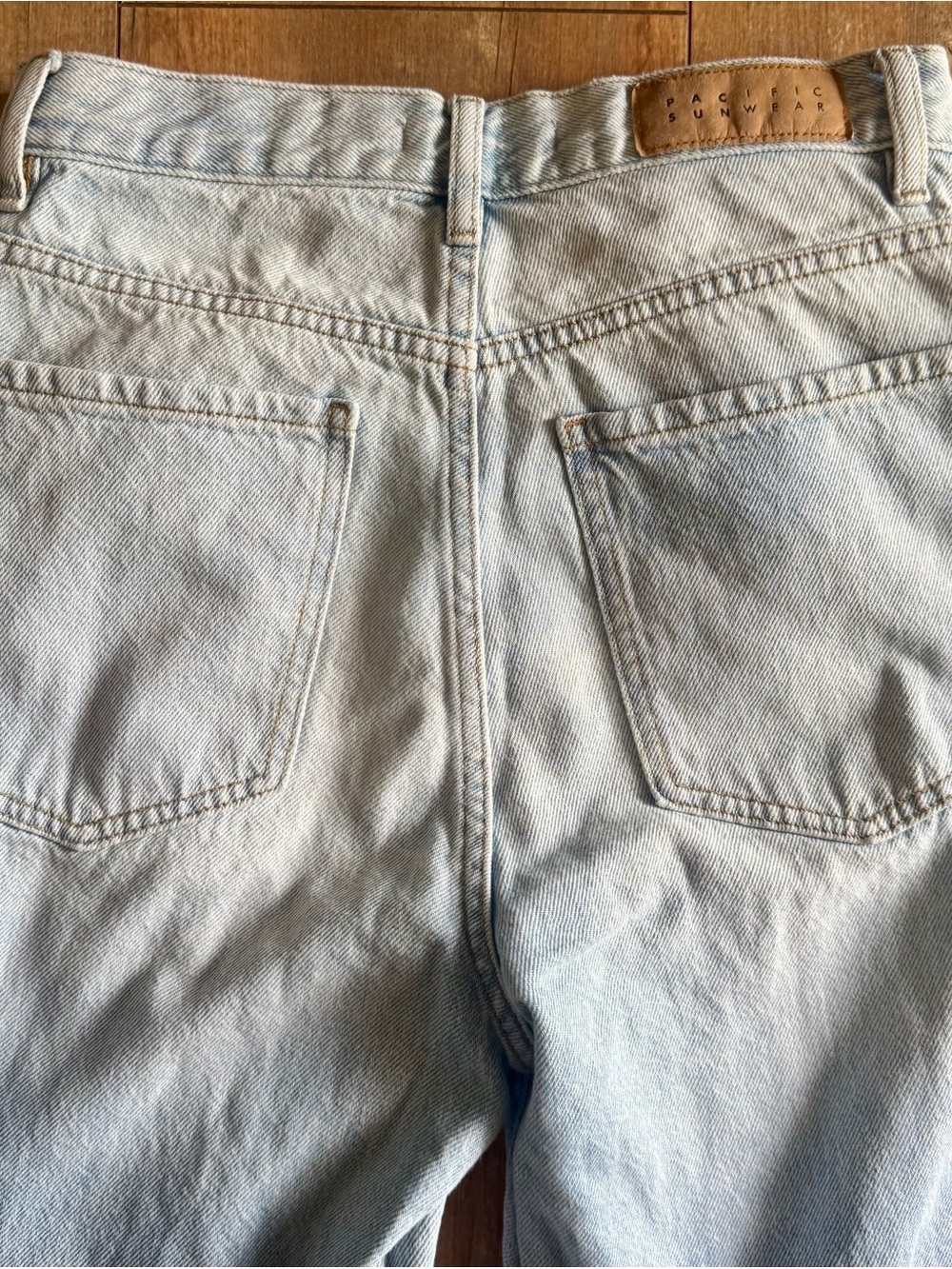 PacSun Light Wash Distressed Dad Jean Button Fly High Rise Jeans Size 26 - Picture 5 of 10